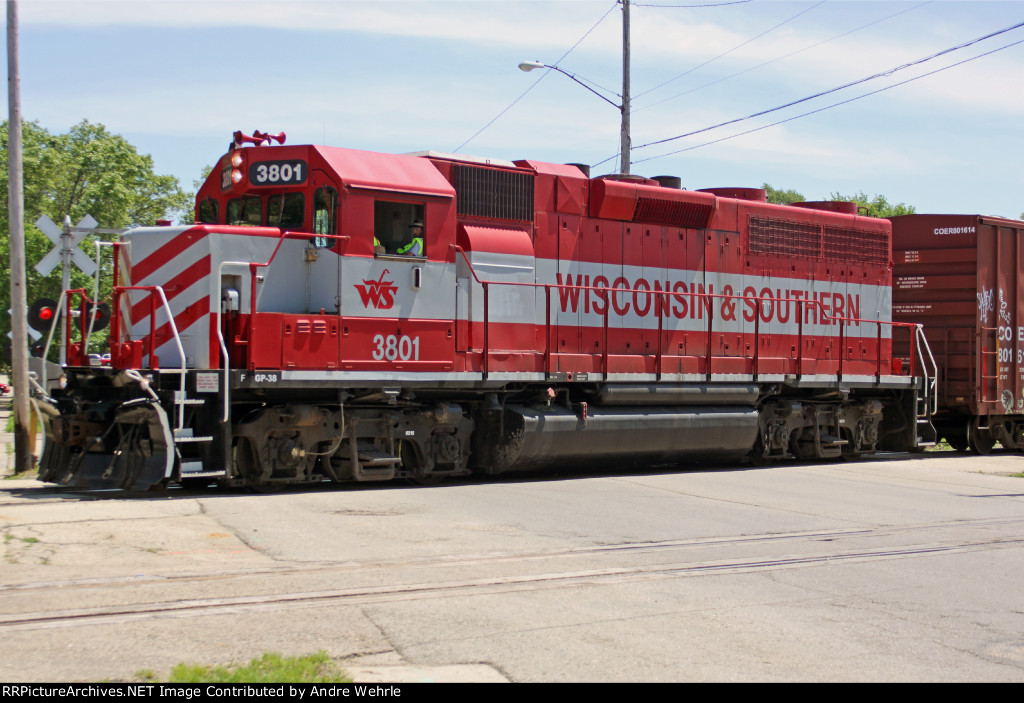 WSOR 3801 crosses Baldwin St. with a five-car L465 from Middleton